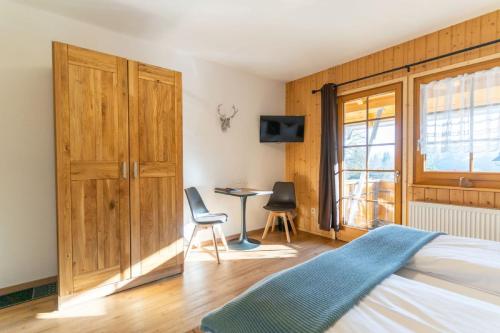 施卢赫湖Finkenhof的一间卧室配有一张床、一张书桌和一个窗户。
