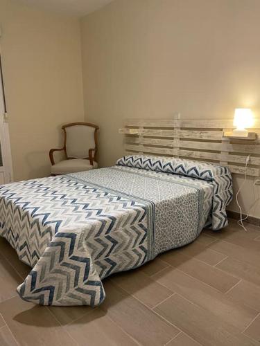 圣马丁德拉韦加Casa chill的一间卧室配有一张床和一把椅子