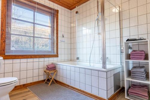 于林根-比肯多夫Ferienwohnung Alex的带浴缸和卫生间的浴室。