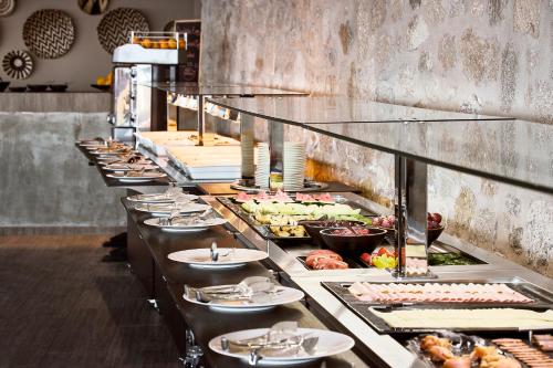 圣爱奥尼斯米科诺斯Amazon Suites的包含多种不同食物的自助餐