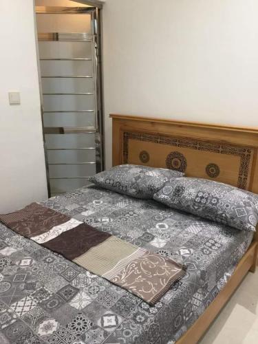 非斯مولاي عقوب的一间卧室配有一张木架床