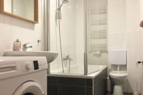 奥伯豪森cozy Apartments with WiFi的带淋浴、卫生间和盥洗盆的浴室