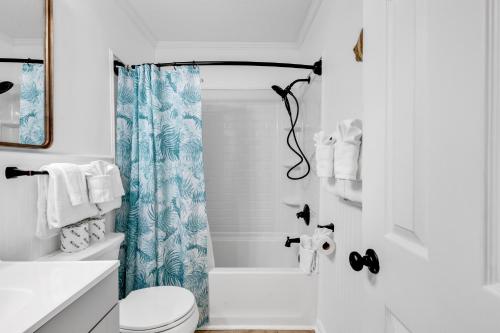 默特尔比奇2 BR Ocean Forest Villa Steps Away From Pristine Sandy Beaches的白色的浴室设有卫生间和淋浴。