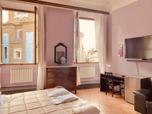佛罗伦萨Emerald Palace的一间卧室配有一张床、一张书桌和一台电视