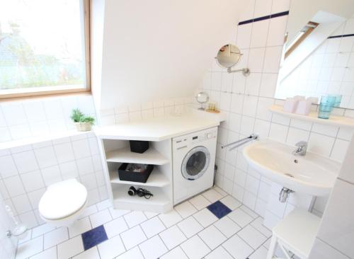 朗格奥Karkpolder Residenz Haus 3的一间带洗衣机和水槽的浴室