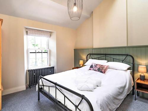 科克茅斯Northdene - 5 star Lake District Cottage的一间卧室设有一张床和一个窗口
