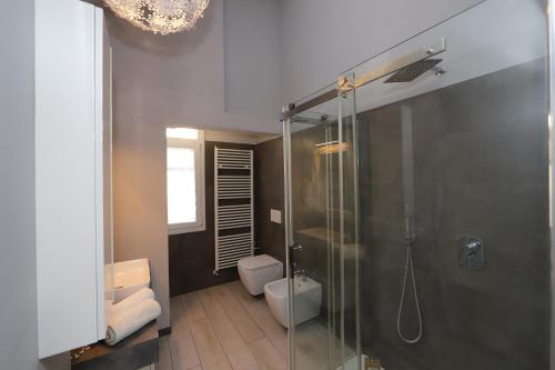 摩德纳Loggia del Tenore Suite的一间带玻璃淋浴和卫生间的浴室