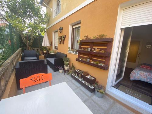 桑坦德Bajo con terraza a 5 min de la playa (3 hab-6 per)的一个带桌椅的庭院和一座建筑