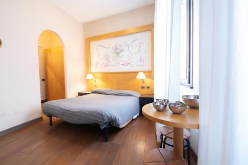 帕多瓦Residence La Fenice的一间小卧室,配有一张床和一张桌子