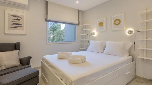 阿尔曼萨Keiko的卧室配有白色的床和2条毛巾