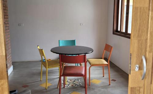 圣代佩德罗CASA AZUL São Pedro的一张桌子和四把椅子