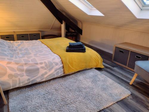 特维德上游的贝里克The Old Bakery的一间卧室配有一张带黄毯和地毯的床