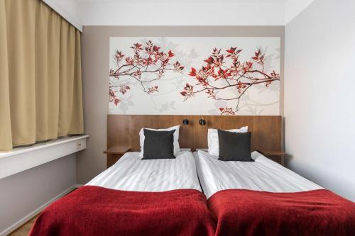 卡特琳娜霍尔姆Best Western Hotel Statt Katrineholm的一间卧室配有一张带红色毯子的床