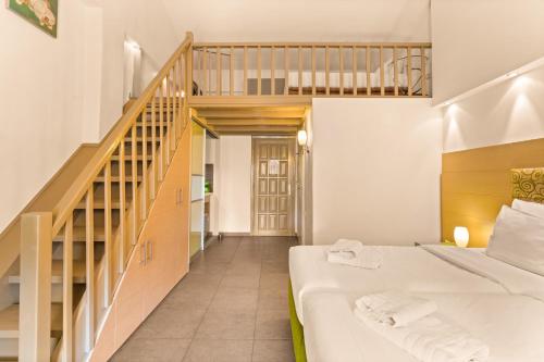 斯陶帕Kalogria的一间卧室设有一张床和一个楼梯