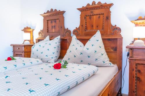 米特西尔Ferienhaus Mittersill am Biohof Widholz的一间卧室配有两张带蓝白色枕头的床