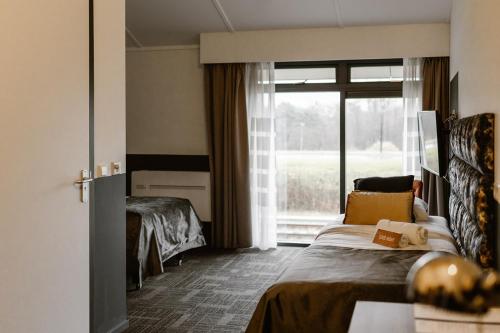 荷兰之角Hotel Torpedoloods的酒店客房设有床和窗户。