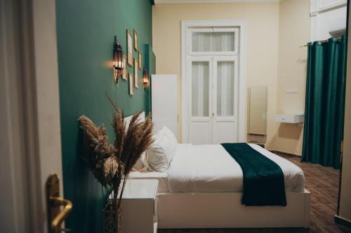 开罗Hathor House的一间卧室设有一张床和绿色的墙壁