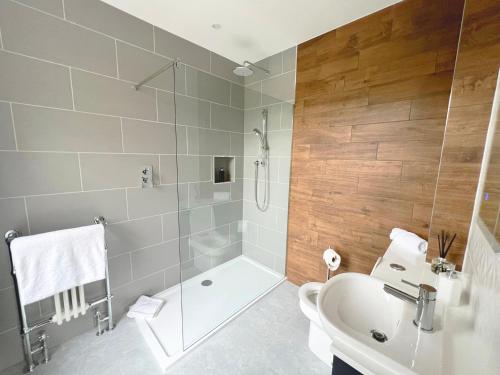 约维尔West Hendford House - Apt 1的带淋浴、卫生间和盥洗盆的浴室