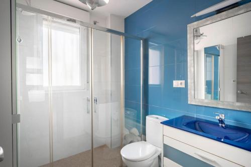 格拉纳达Casa Pablo -Granada-的蓝色的浴室设有卫生间和水槽