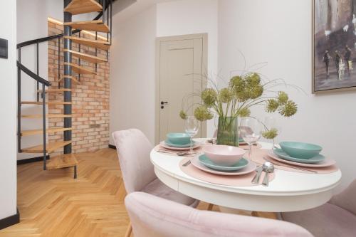 华沙Praga Duplex Apartment Premium Warsaw by Renters的一间配备有白色桌椅的用餐室