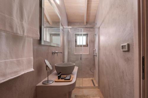 蒂锡利维Villa Carvella - A Sublimely Relaxing Escape!的一间带水槽和淋浴的浴室
