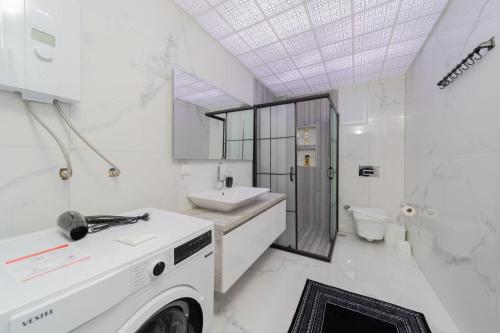 Villa with Pool and Backyard in Kepez的白色的浴室设有水槽和卫生间。
