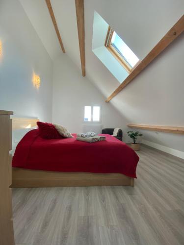沙特拉永普拉日T2 Duplex Châtelaillon-Plage的阁楼卧室配有红色床