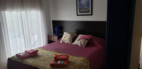 乌斯怀亚Encantada Apart的一间卧室,配有一张带两个袋子的床