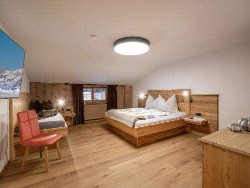 伊特尔Bauernhof Vordermühltal的一间卧室配有一张床、一张桌子和一把椅子