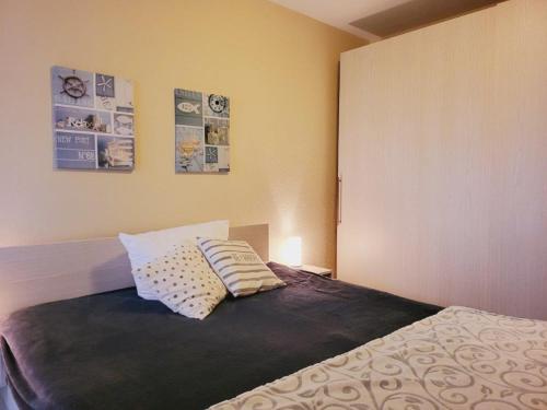 奥斯赛拜-屈隆斯博恩Appartementhaus Ulmenschloesschen的一间卧室配有一张带两个枕头的床