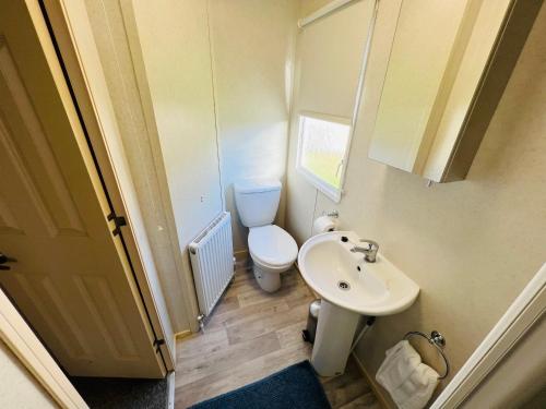尚克林3 Bedroom Caravan KG37, Dog Friendly, Shanklin, Isle of Wight的一间带卫生间和水槽的小浴室