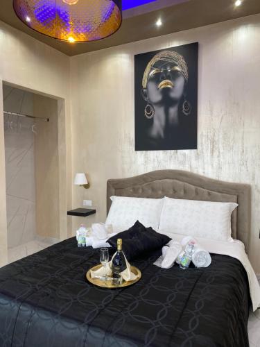 锡拉库扎LE CAMERE Luxury Rooms SIRACUSA的一间卧室配有一张床,上面有托盘