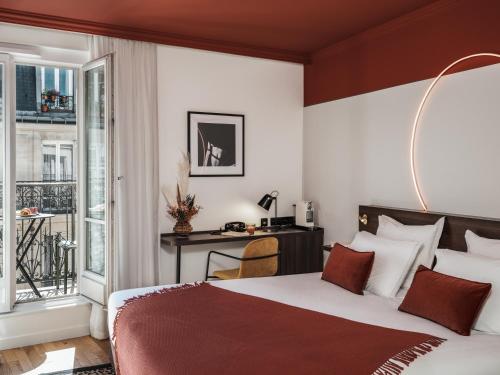 巴黎赛文酒店的酒店客房设有一张床和一个阳台。