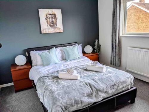 HandsworthHidden Gem !Stunning 3 bedroom home in Sheffield的一间卧室配有一张床,上面有两条毛巾