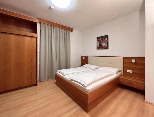 卡尔达罗Roter Adler的一间卧室配有一张床和一个衣柜