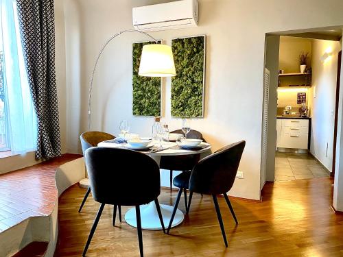 佛罗伦萨The View Of Sangiorgio的用餐室配有桌椅和台灯