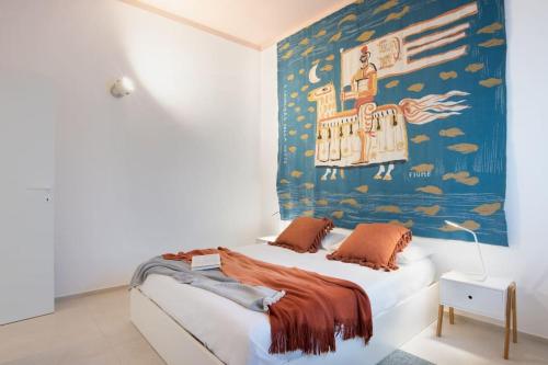 Plaia GrandeVilla LAVINIA MARE E PISCINA PRIVATA的一间卧室配有一张壁画床
