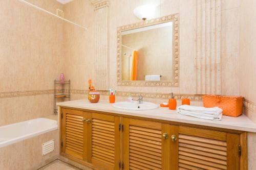 拉戈斯Sunflower Villa by Seewest的一间带水槽、浴缸和镜子的浴室