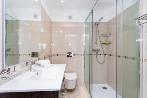 拉戈斯Falesia Apartment by Seewest的一间带水槽和淋浴的浴室