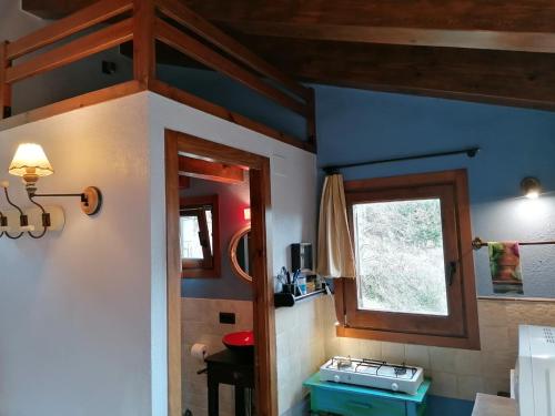 坎普罗东Els Pins d'Abella的一间拥有蓝色墙壁、窗户和桌子的房间