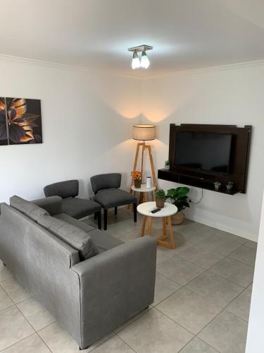 门多萨Lumiere Apartments - Confortable Departamento en Complejo Residencial的带沙发和平面电视的客厅