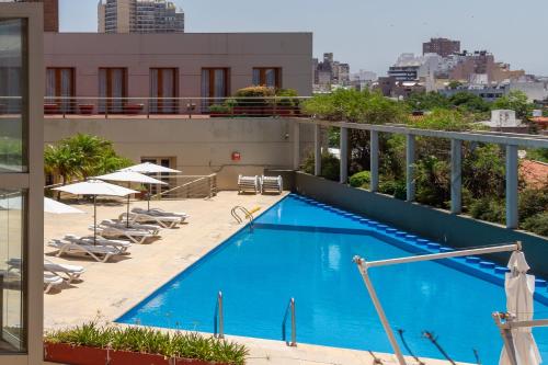 科尔多瓦Quinto Centenario Hotel的建筑物屋顶上的游泳池