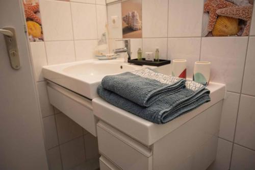圣恩吉玛Ferienwohnung Winklworld inklusive aktivCARD的白色的浴室设有水槽和毛巾