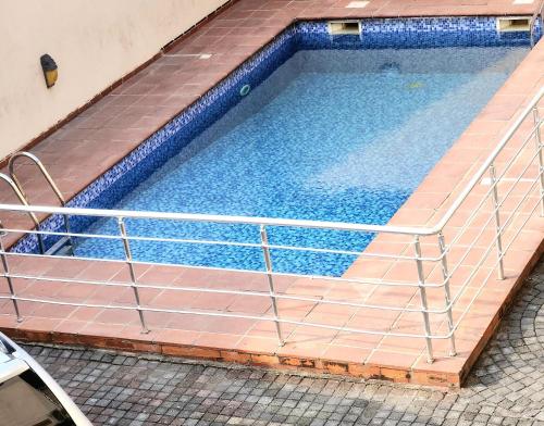 拉各斯Beautiful Town House的享有带金属框架的游泳池的顶部景色