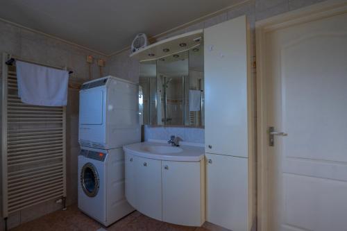 圣安娜兰Chalet Roma 238的一间带水槽和洗衣机的浴室