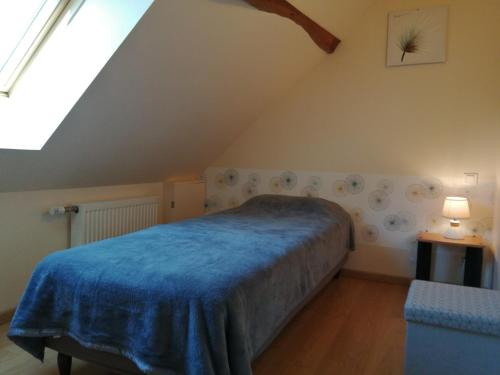 Lailly-en-Valgite l'opale的阁楼卧室配有蓝色床
