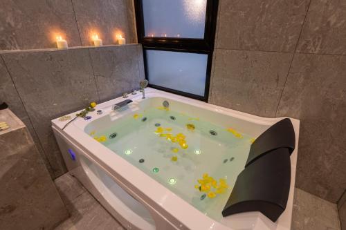 塔伊夫Arayik Resort的浴室配有带蜡烛的浴缸。