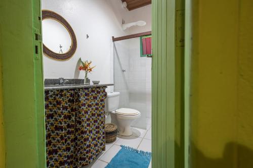 伊尔哈德博伊巴Pousada Canoa Nativa的一间带卫生间、水槽和镜子的浴室