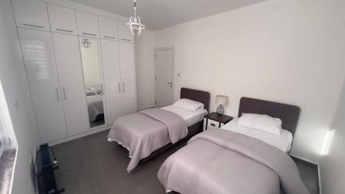 北尼科西亚Nicosia’s pearl的一间卧室配有两张床和镜子