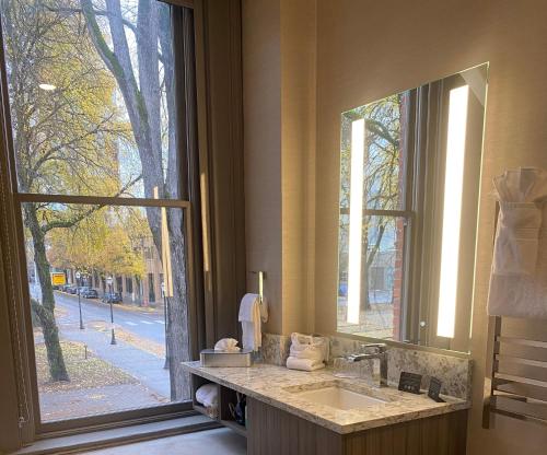 波特兰Harlow Hotel的一间带水槽和大窗户的浴室